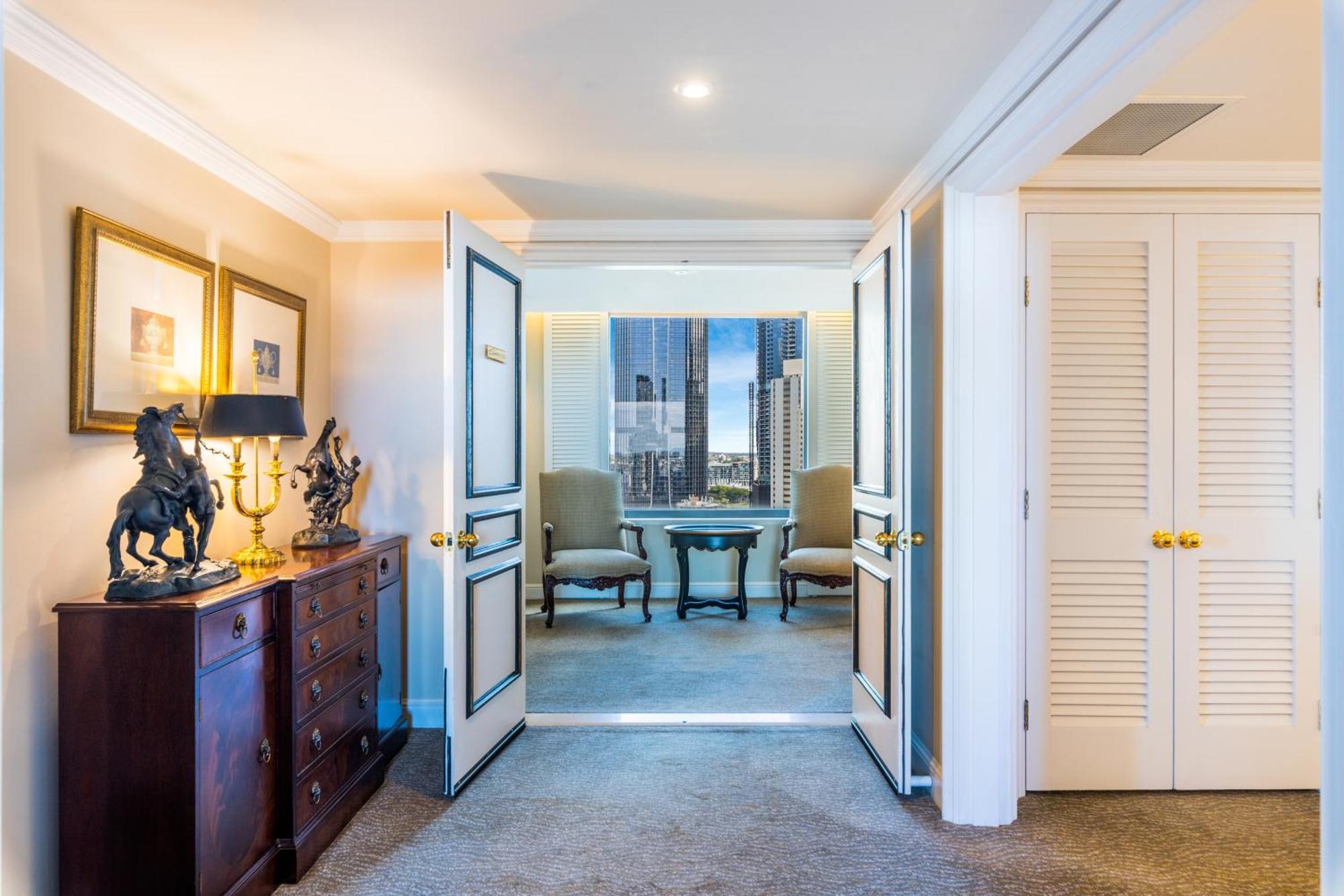 מלון Stamford Plaza בריסביין מראה חיצוני תמונה A suite at the Mandarin Oriental, Hong Kong