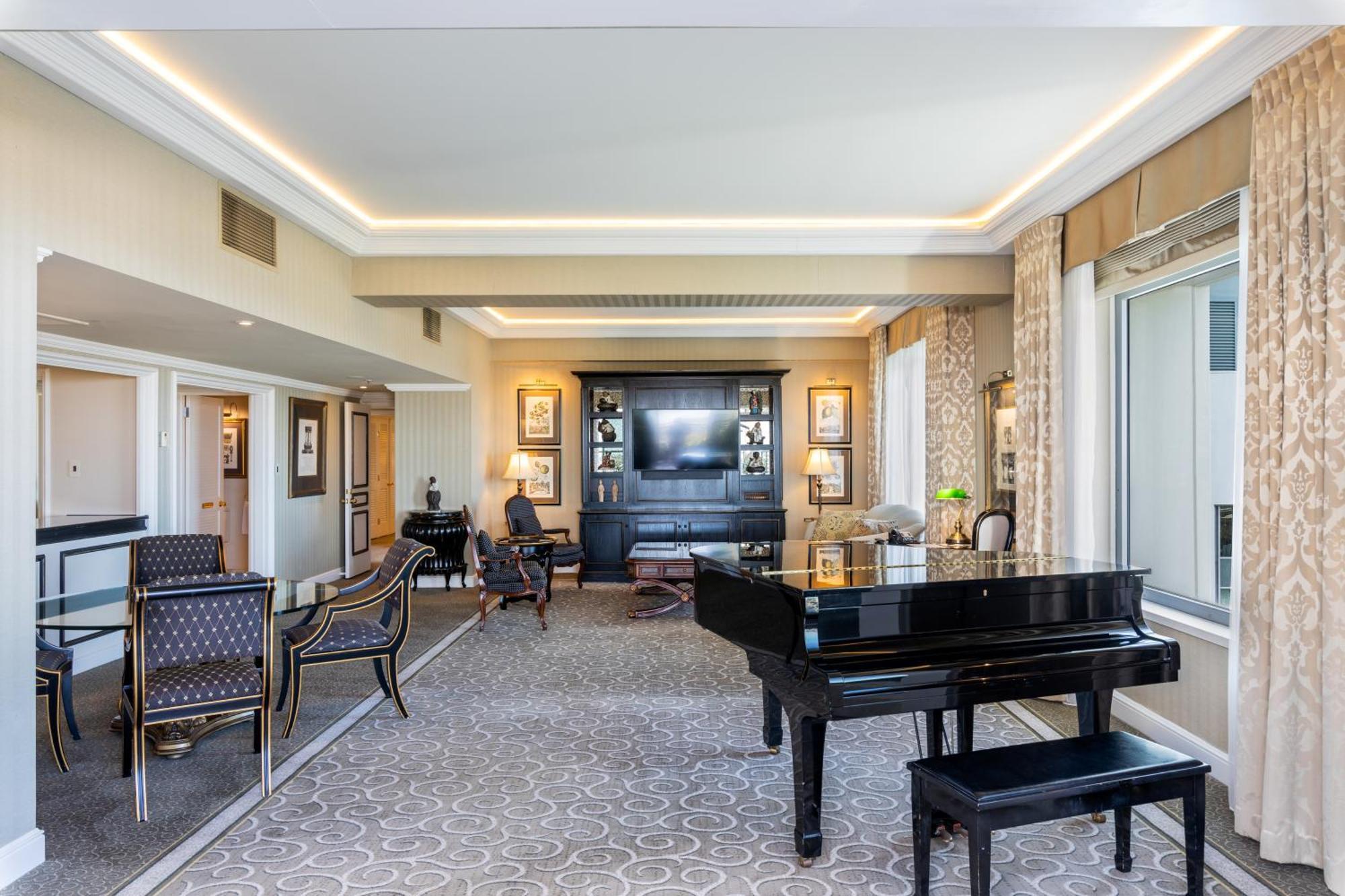 מלון Stamford Plaza בריסביין מראה חיצוני תמונה The living room of a suite at the Waldorf Astoria Washington DC