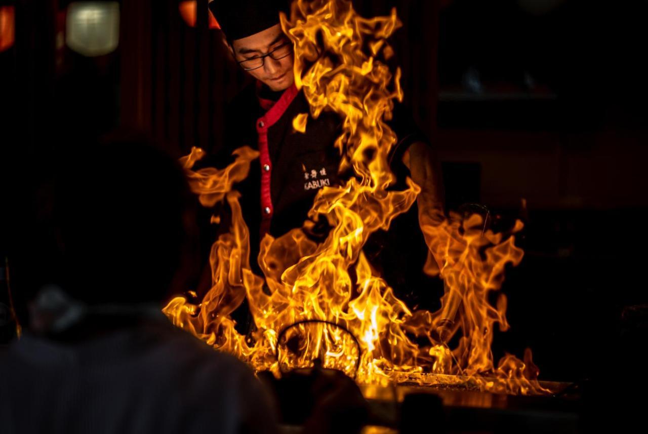 מלון Stamford Plaza בריסביין מראה חיצוני תמונה A chef cooking with a flaming wok